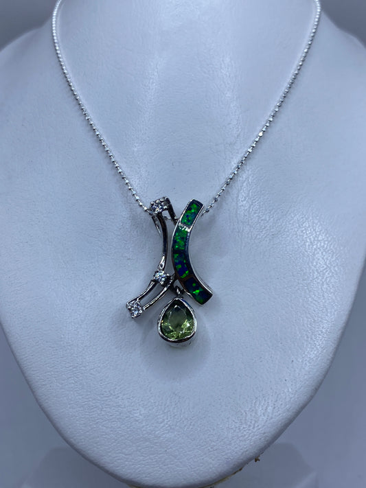 Detalle del ópalo de fuego azul en plata .925 del dije de Taxco