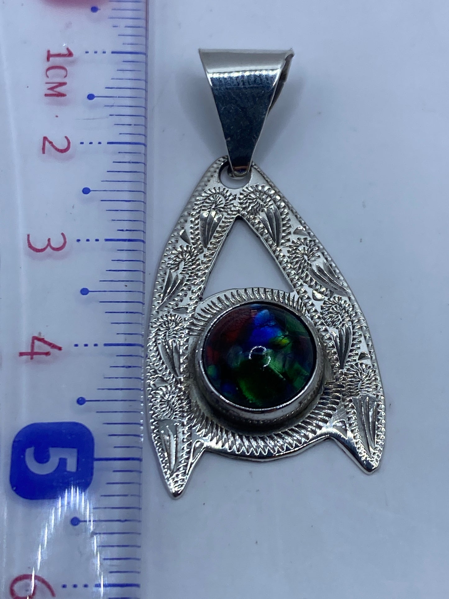 Reverso del dije de plata mostrando el Quinto .925 y la marca de Taxco