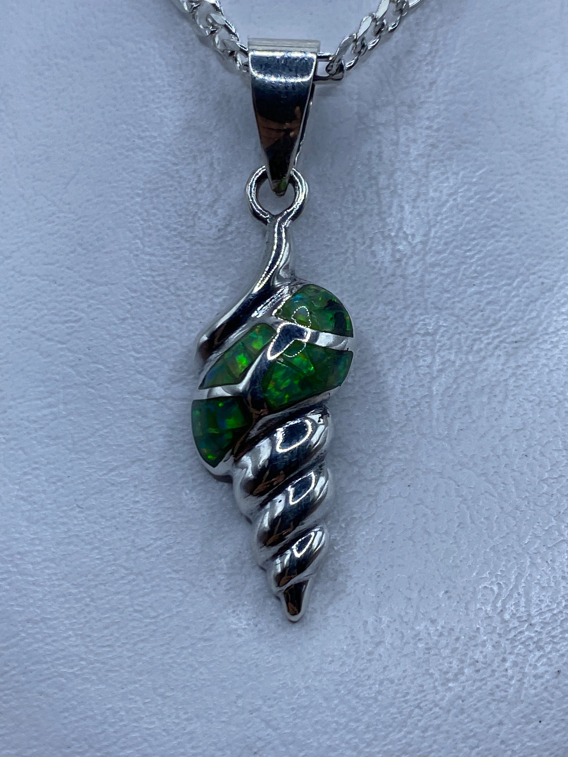 Dije de plata ópalo de fuego verde limón en espiral cartoneada, vista frontal