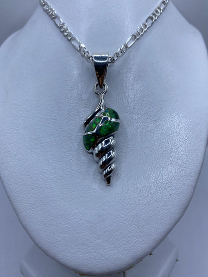 Dije de plata .950 con ópalo verde reflejando luz, llevado en cadena