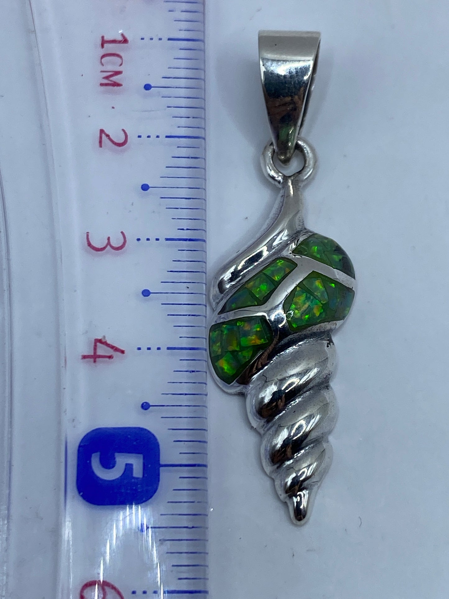 Dije sobre regla de medida mostrando los 5.4 cm de largo