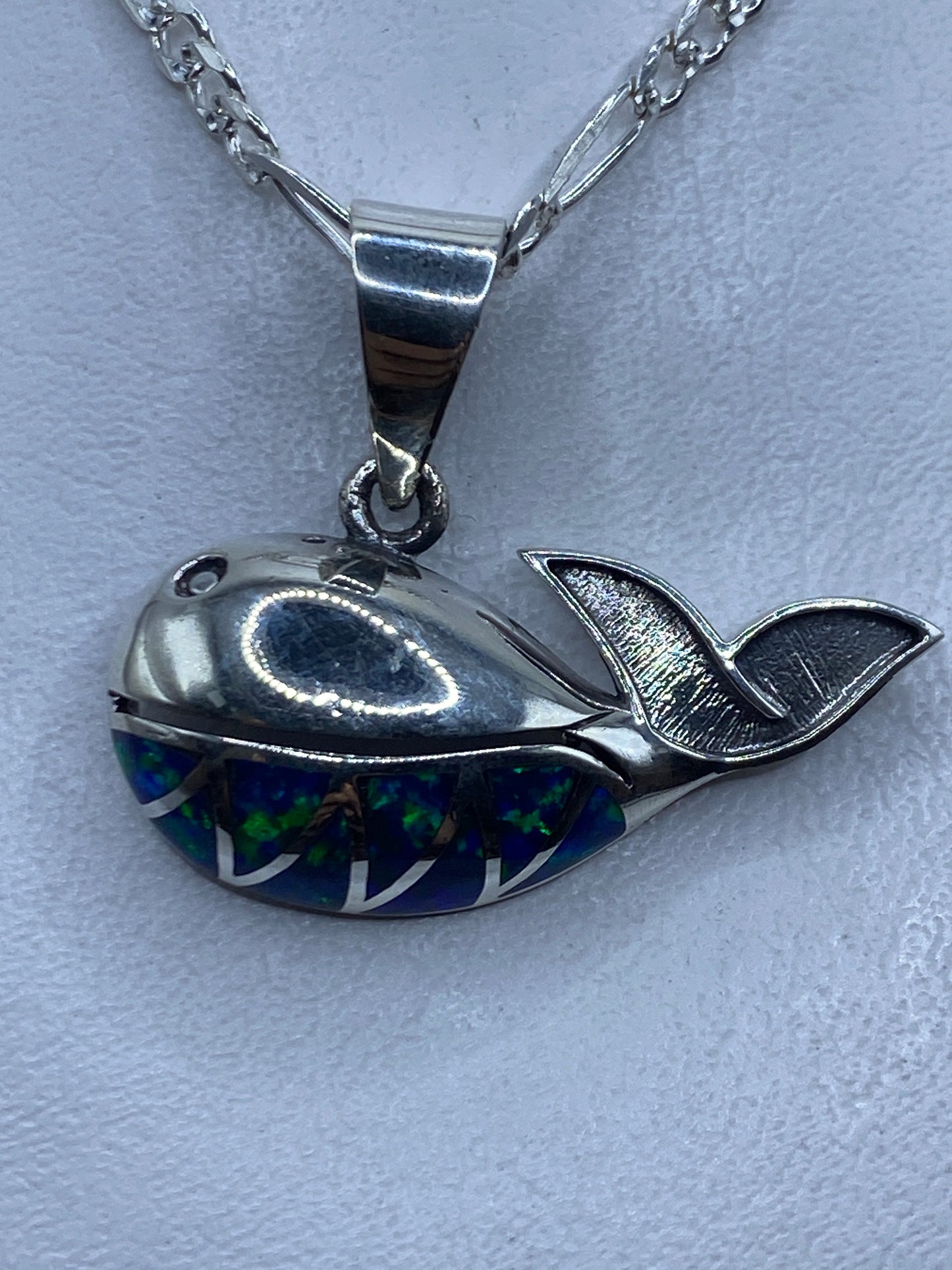 Dije ballena de plata .950 con Ópalo de Fuego azul incrustado, cuelga de cadena de eslabón