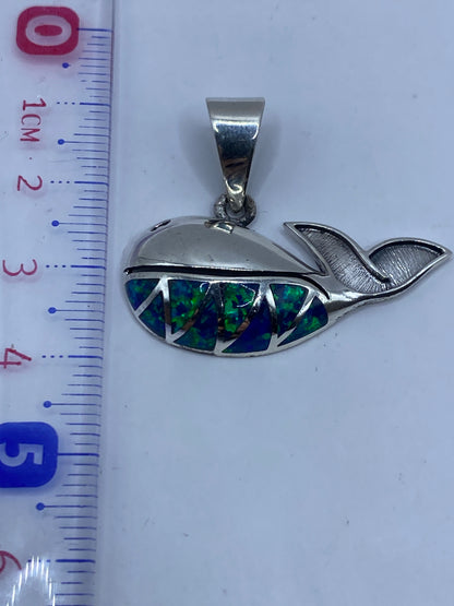 Dije sobre regla: 3.9 cm de largo, plata .950 con Quinto visible en el pase