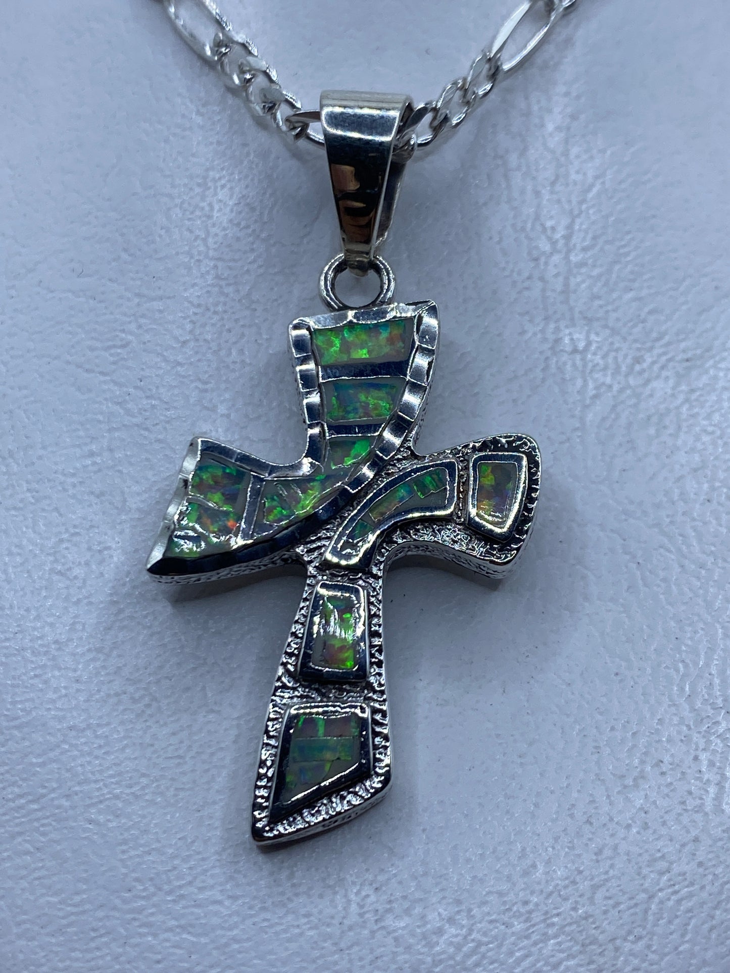 Dije cruz de plata .950 con ópalo de fuego multicolor sobre cadena figaro