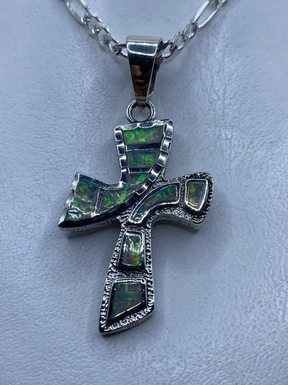 Dije cruz de plata .950 con ópalo de fuego multicolor sobre cadena figaro
