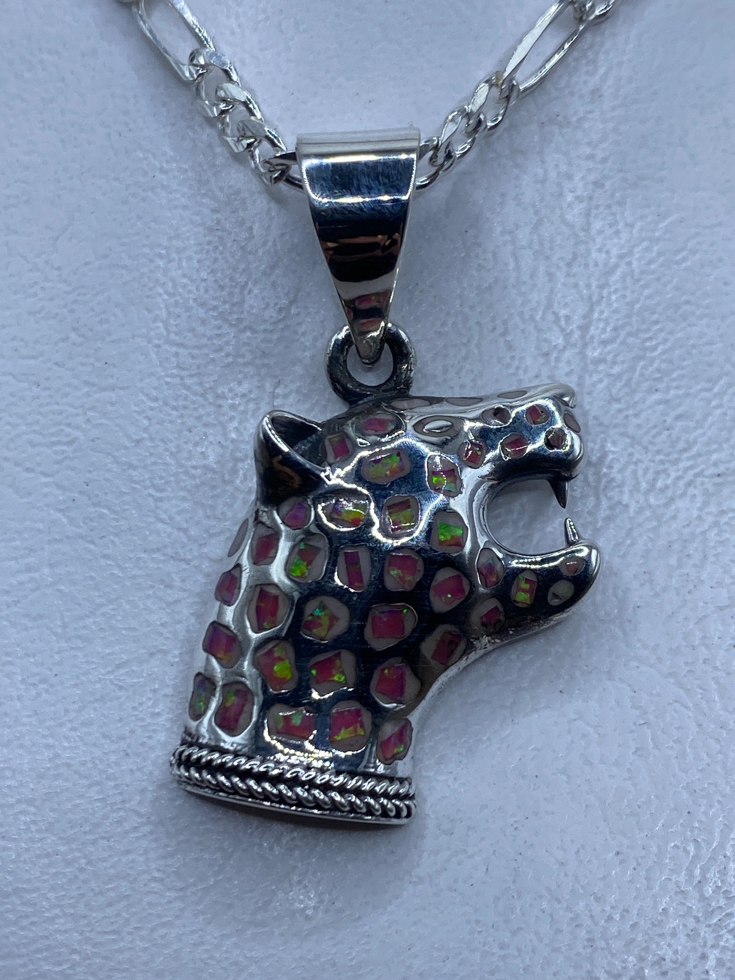 Dije de plata .950 con Ópalo de Fuego rosa incrustado, 4.5 cm de largo