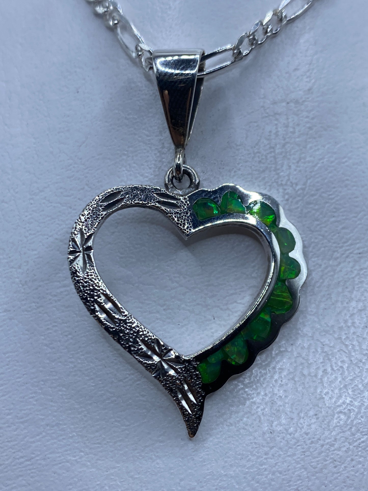 Dije corazón de plata .950 con opalo de fuego verde limón colgando de cadena figaro