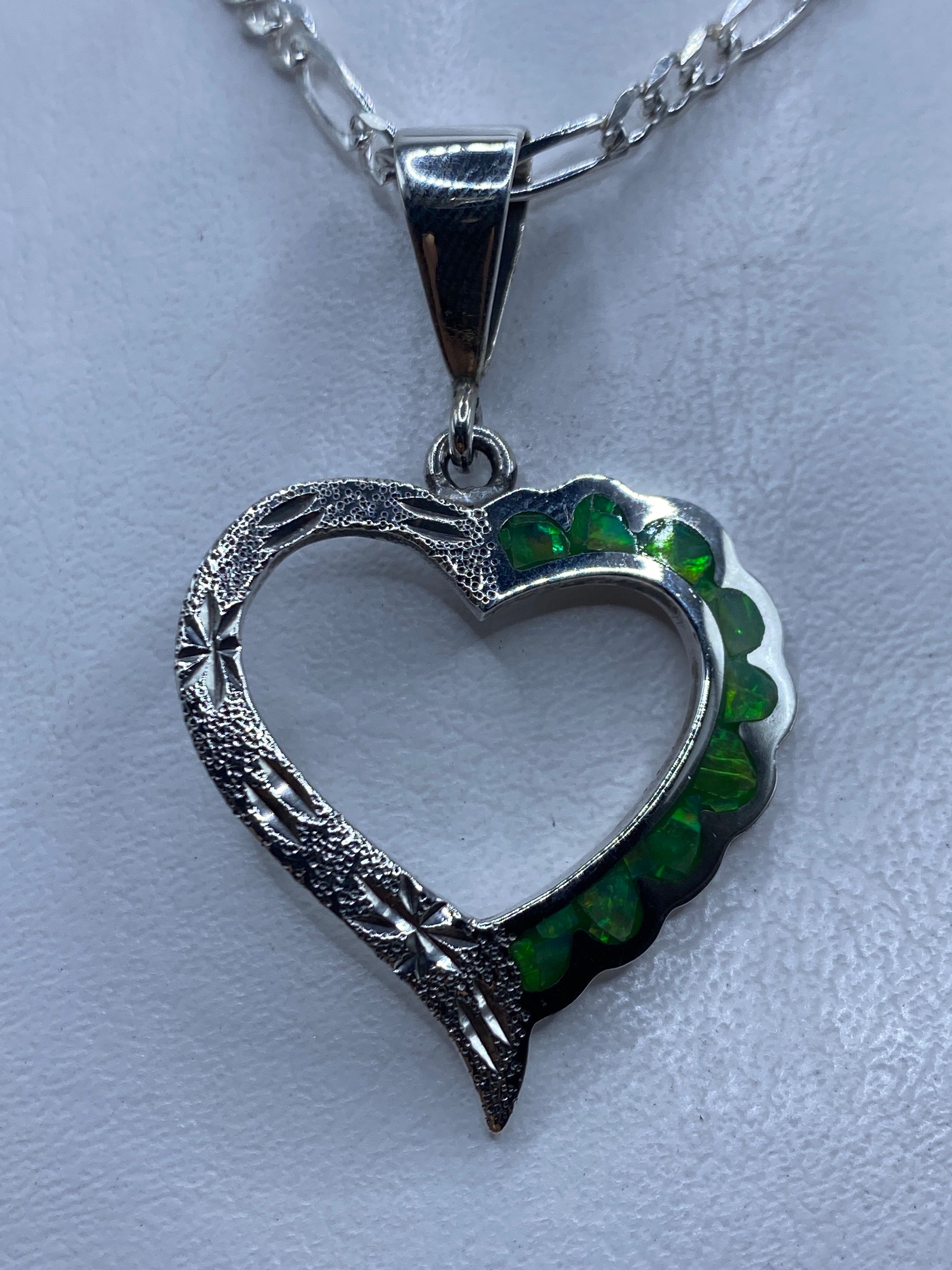 Dije corazón de plata .950 con opalo de fuego verde limón colgando de cadena figaro