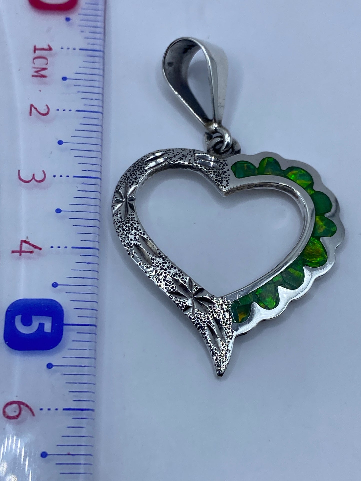 Dije corazón en la mano de una mujer, 5.6 cm de largo, brillo natural del opalo