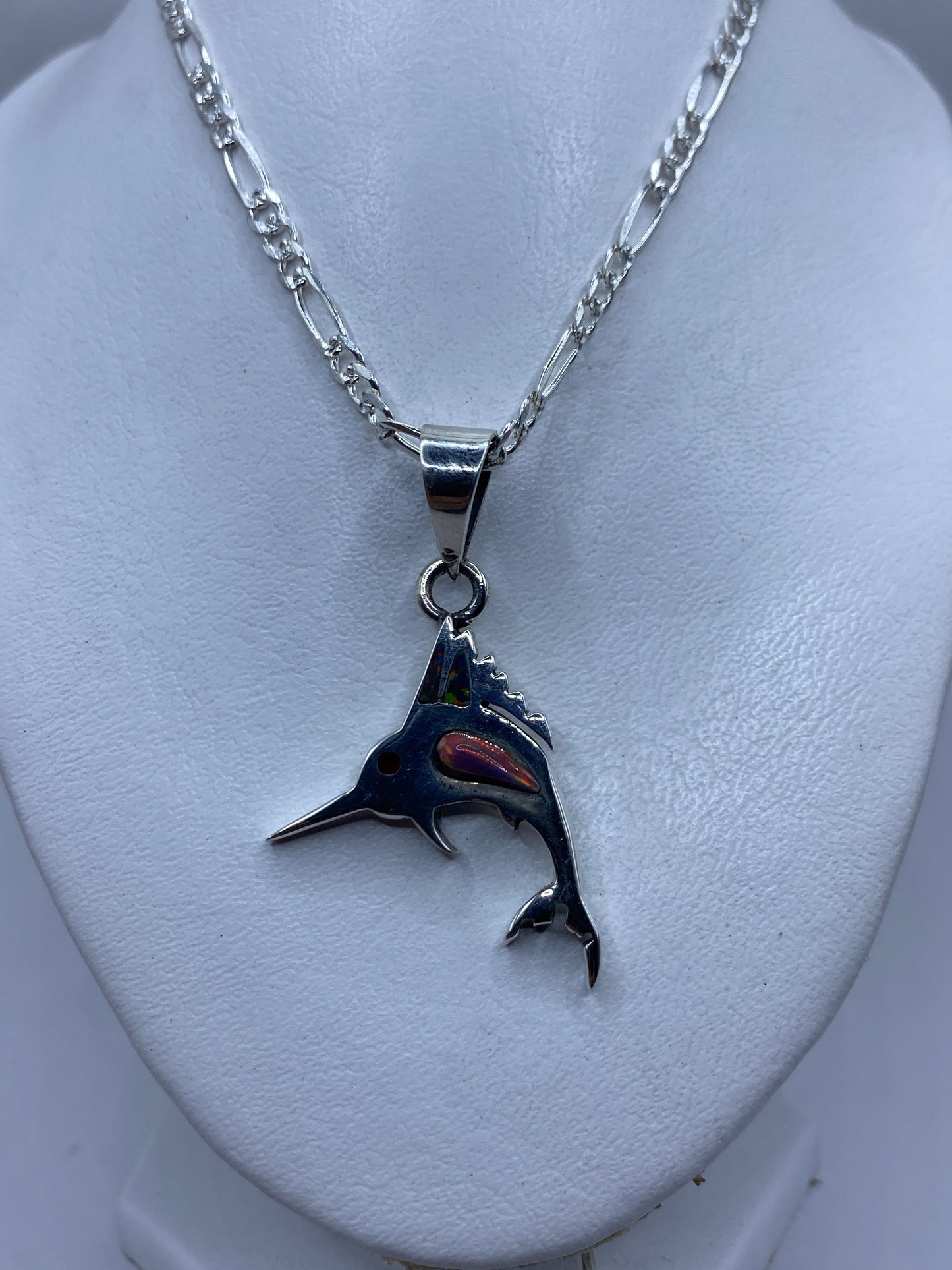 Dije de ópalo sobre cadena de plata, 5.3 cm de largo