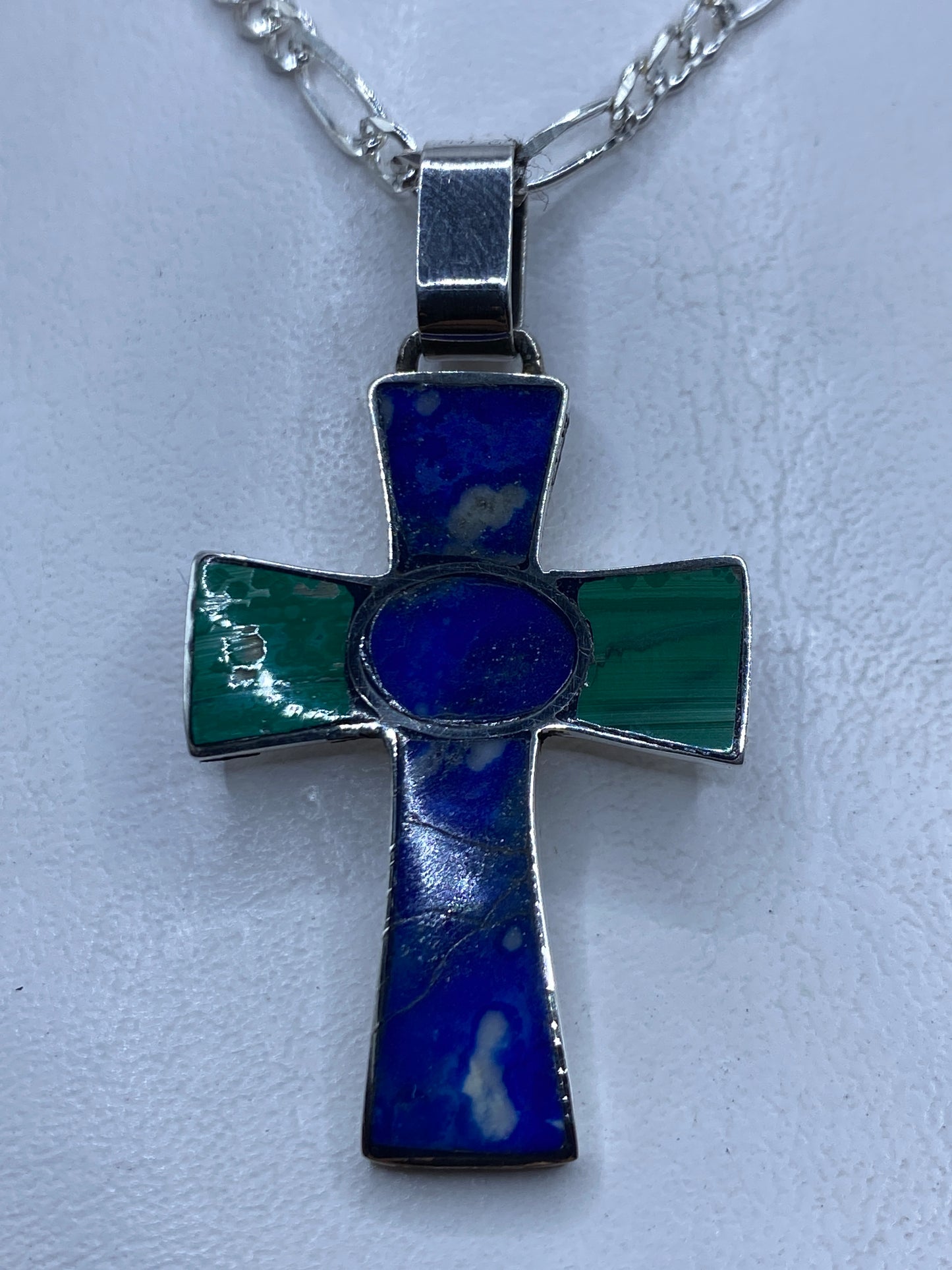 Cruz de plata .950 con incrustaciones de piedra azul y verde en cadena de plata
