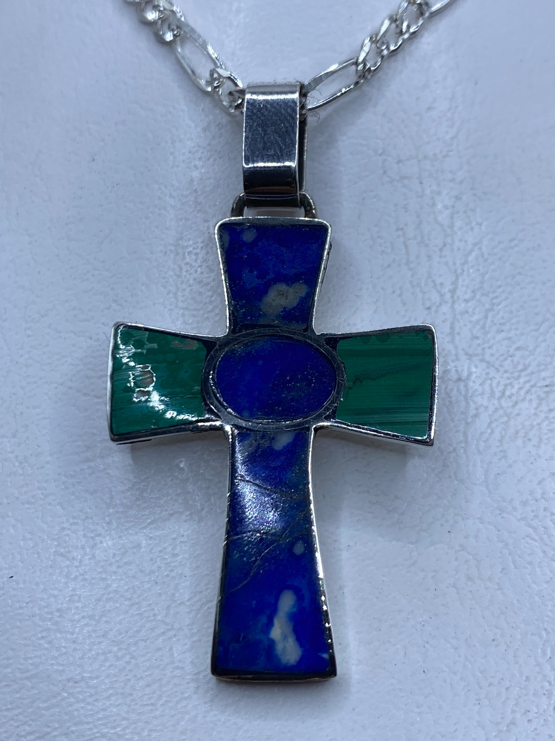 Cruz de plata .950 con incrustaciones de piedra azul y verde en cadena de plata