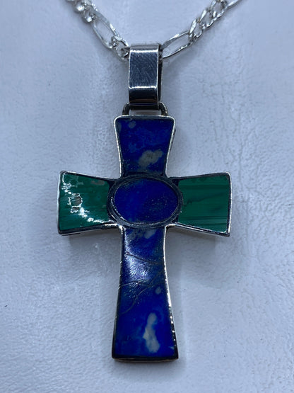 Cruz de plata .950 con incrustaciones de piedra azul y verde en cadena de plata