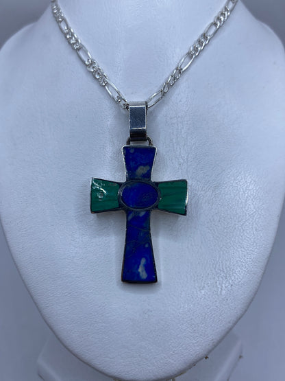 Detalle de las incrustaciones de piedra en la cruz de plata .950