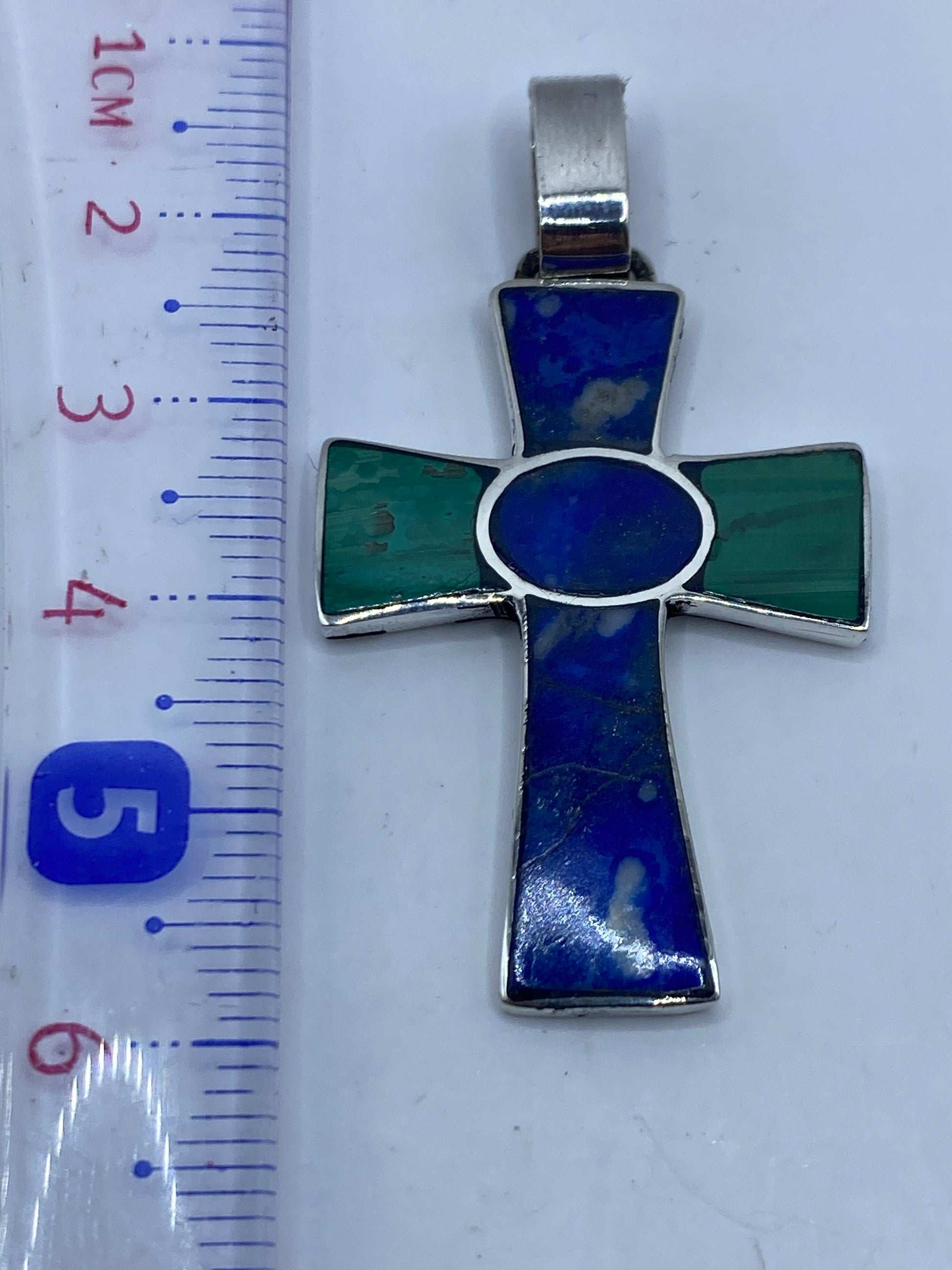 Cruz de plata .950 de Taxco con Quinto visible en el reverso