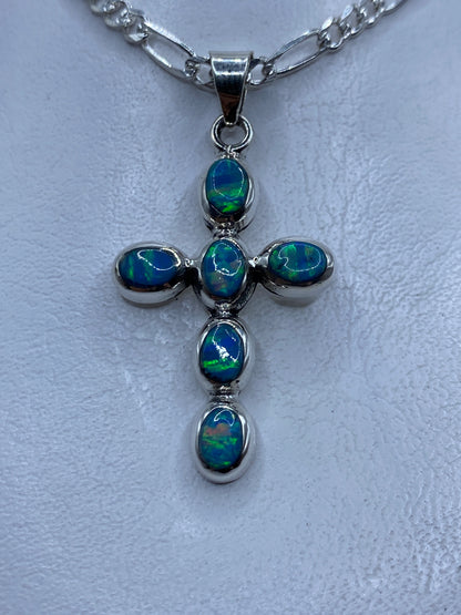 Dije cruz de plata .950 con ópalo de fuego azul cielo engastado, colgando de cadena