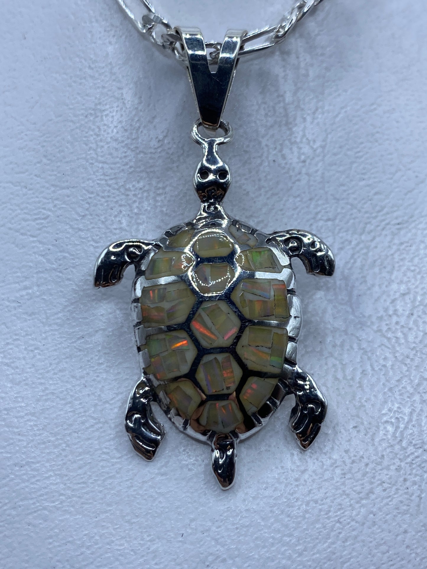 Dije de tortuga marina en plata .950 con ópalo de fuego multicolor engastado en el caparazón