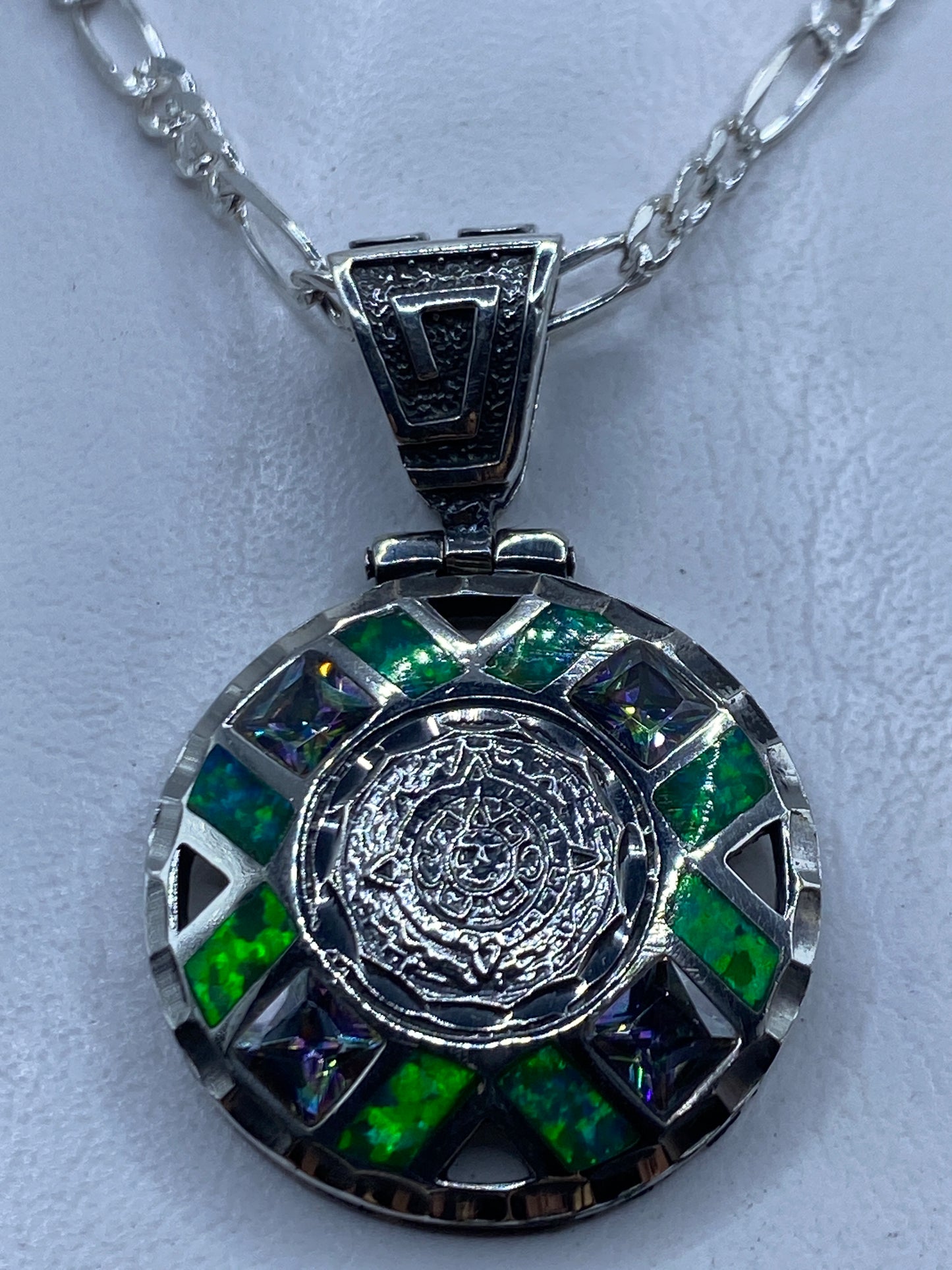 Dije de plata con ópalo de fuego verde limón e incrustación artesanal, diseño prehispánico