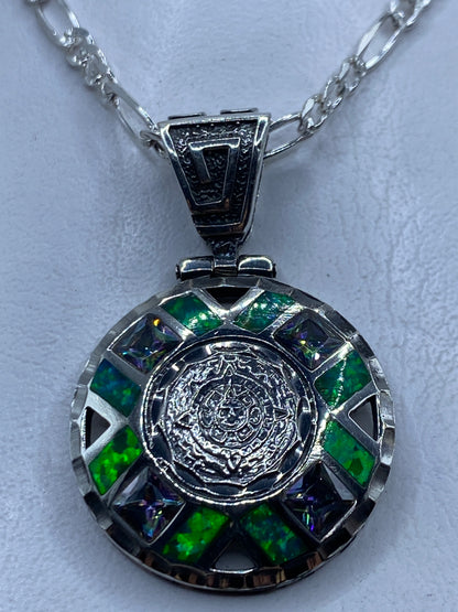 Dije de plata con ópalo de fuego verde limón e incrustación artesanal, diseño prehispánico