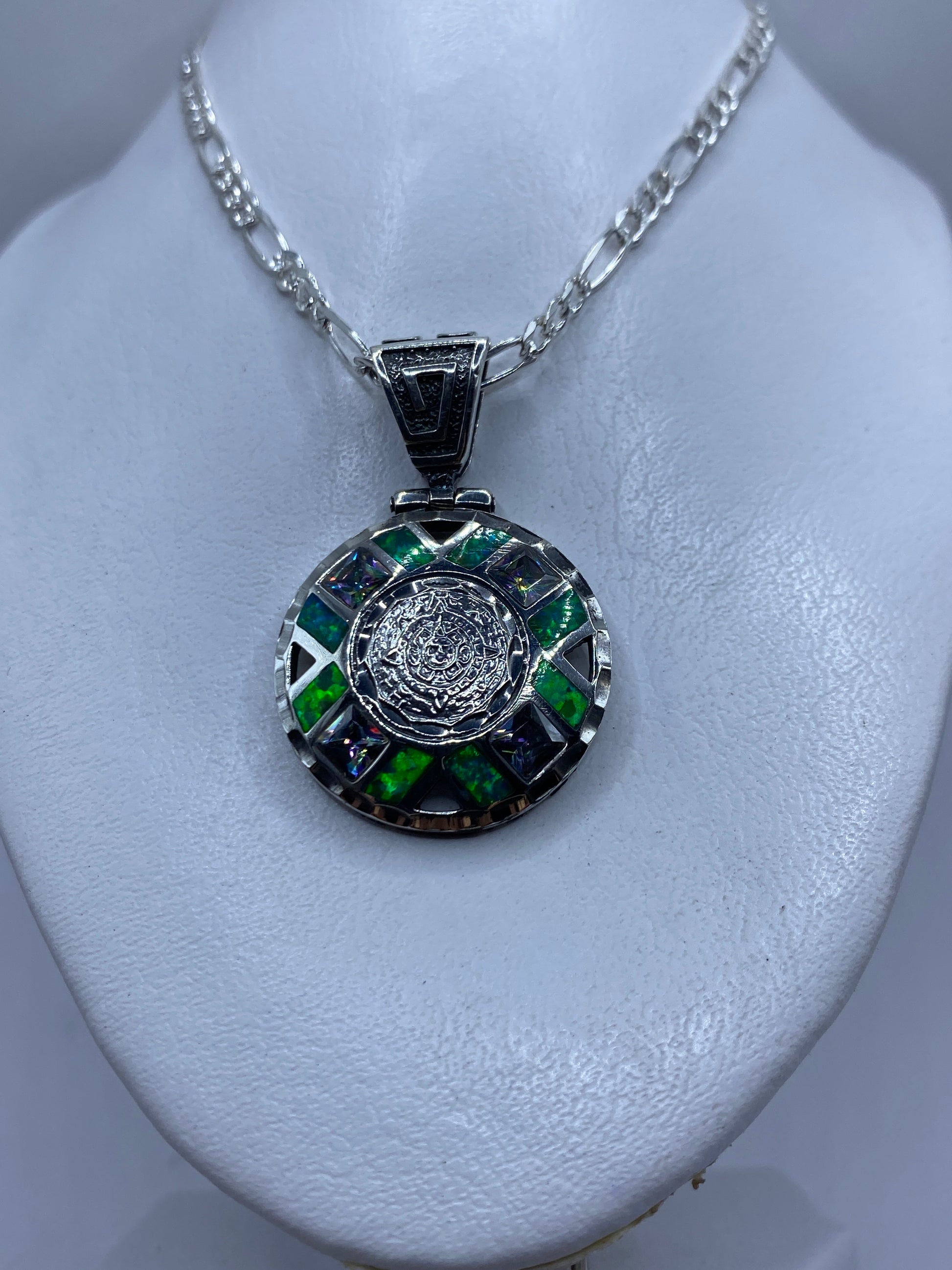 Detalle del engaste de ópalo de fuego hecho a mano en plata .950