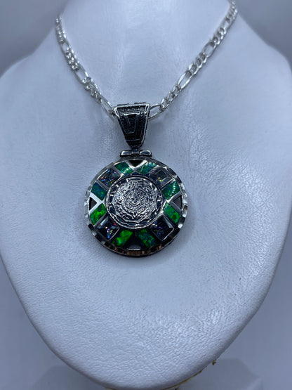 Detalle del engaste de ópalo de fuego hecho a mano en plata .950