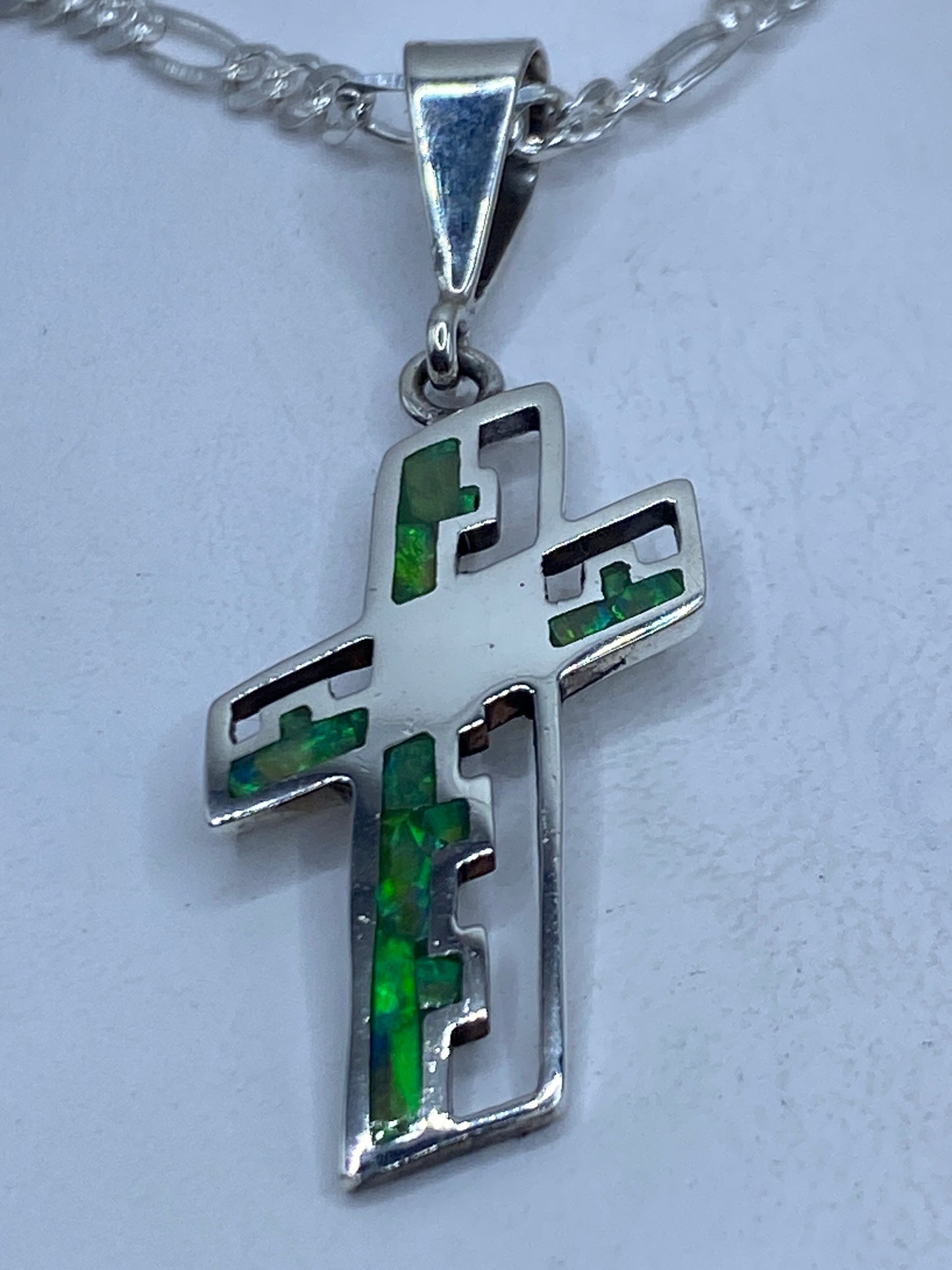 Dije cruz de plata con ópalo de fuego verde limón engastado, colgante en cadena plateada