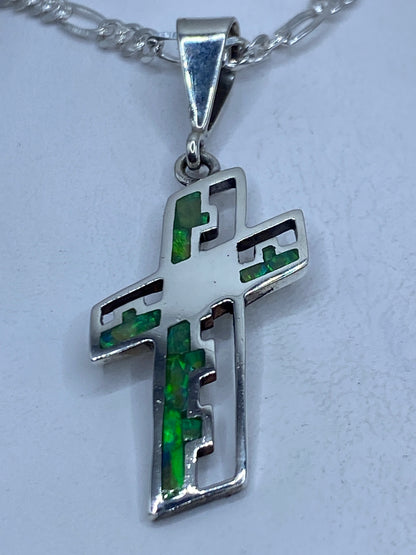 Dije cruz de plata con ópalo de fuego verde limón engastado, colgante en cadena plateada