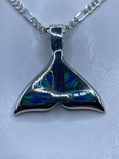 Dije de plata .925 en forma de cola de ballena con incrustación de piedra azul y verde
