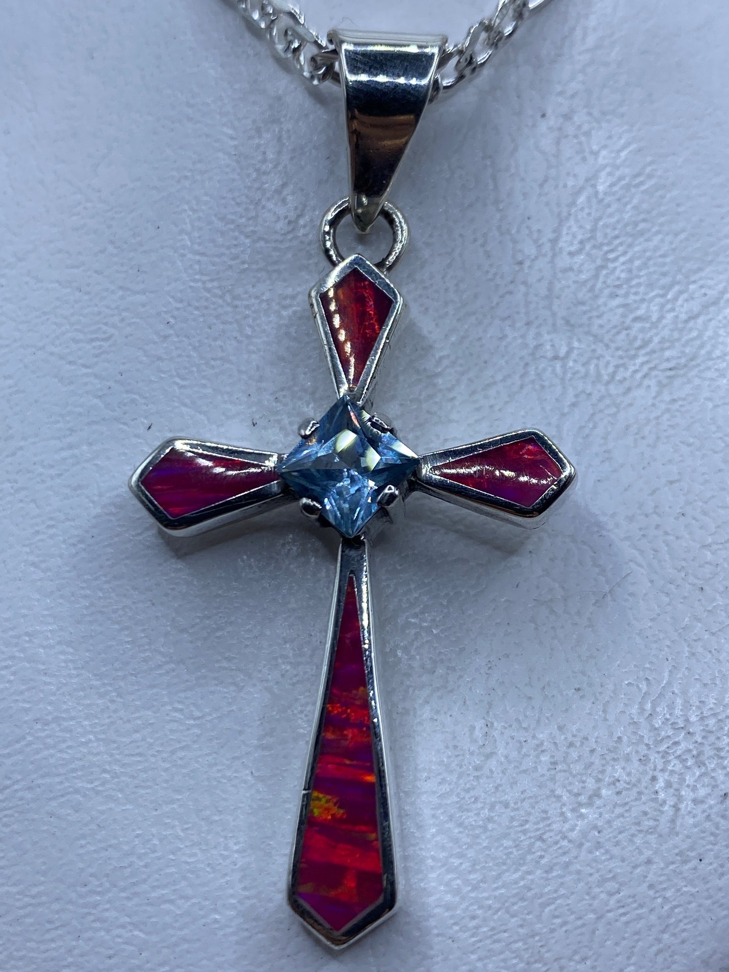 Cruz de plata .950 con Ópalo de Fuego rosa sobre cadena de plata