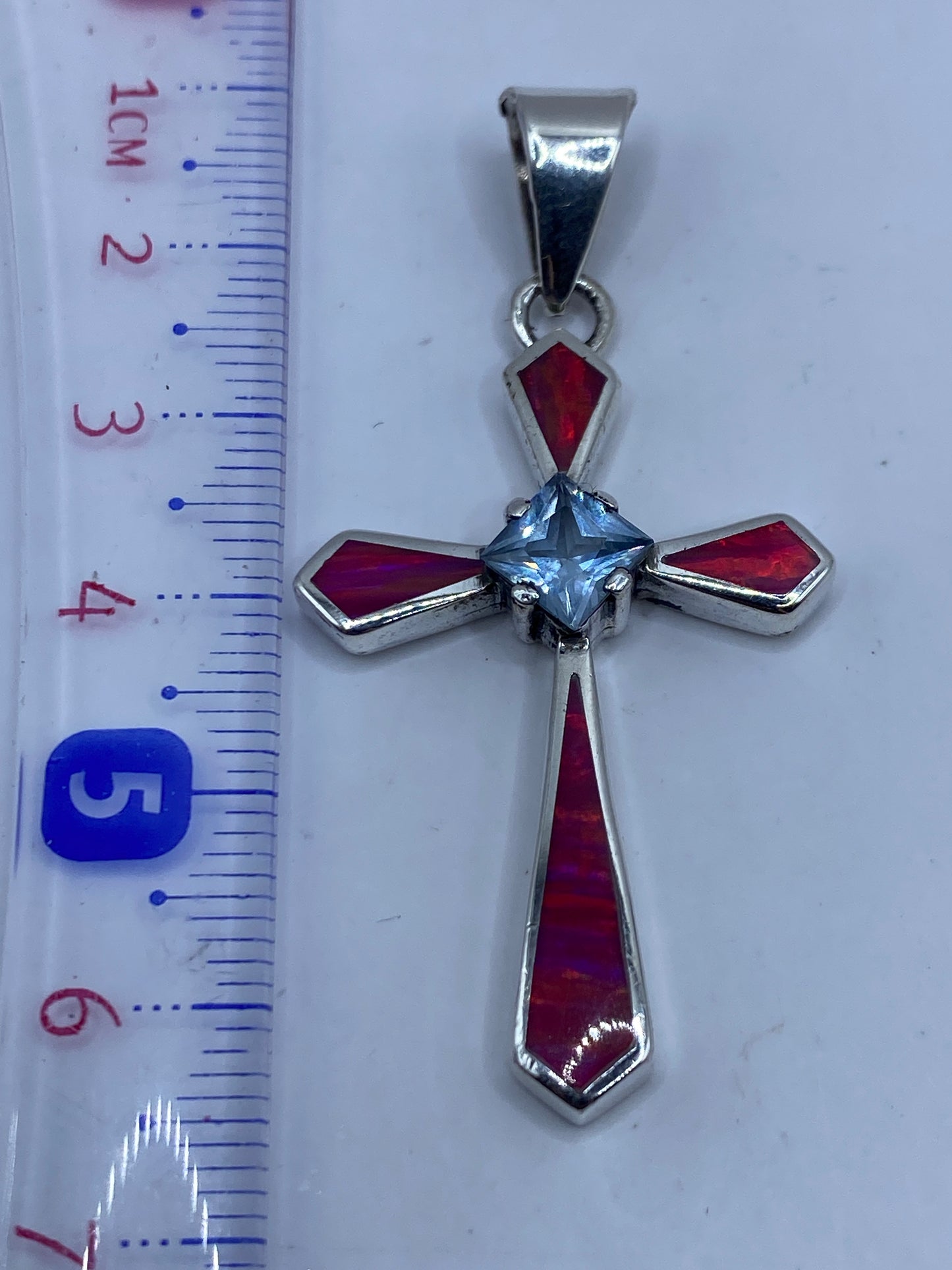 Cruz de plata .950 sobre fondo blanco con medidas — 6.1 cm de largo