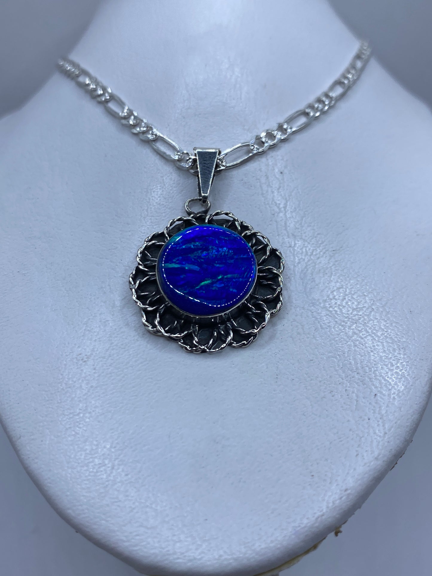 Detalle del Ópalo de Fuego azul engastado en plata .925, mostrando el brillo y tonalidad