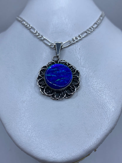 Detalle del Ópalo de Fuego azul engastado en plata .925, mostrando el brillo y tonalidad