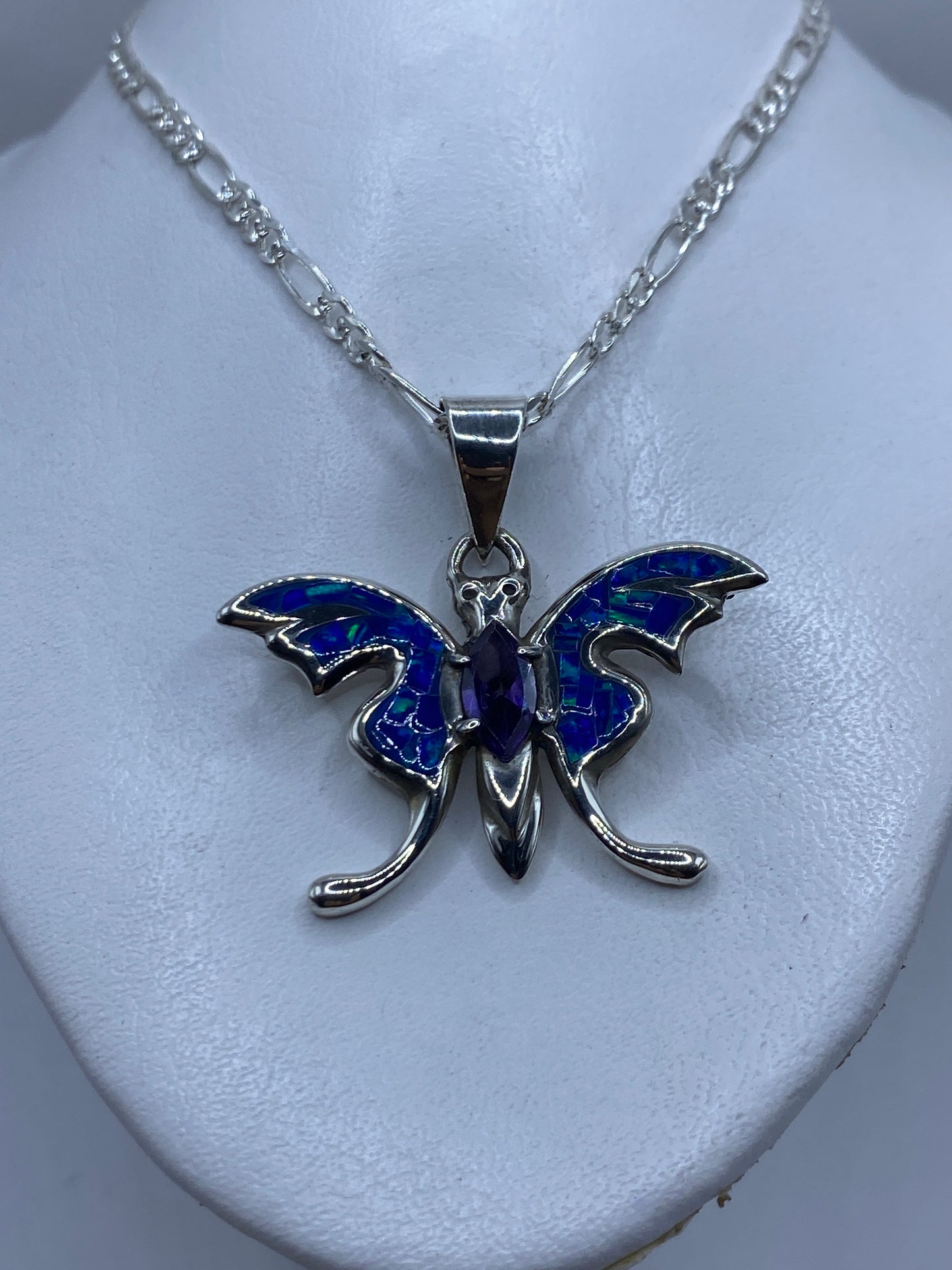 Primer plano del ópalo de fuego azul engastado en plata .950