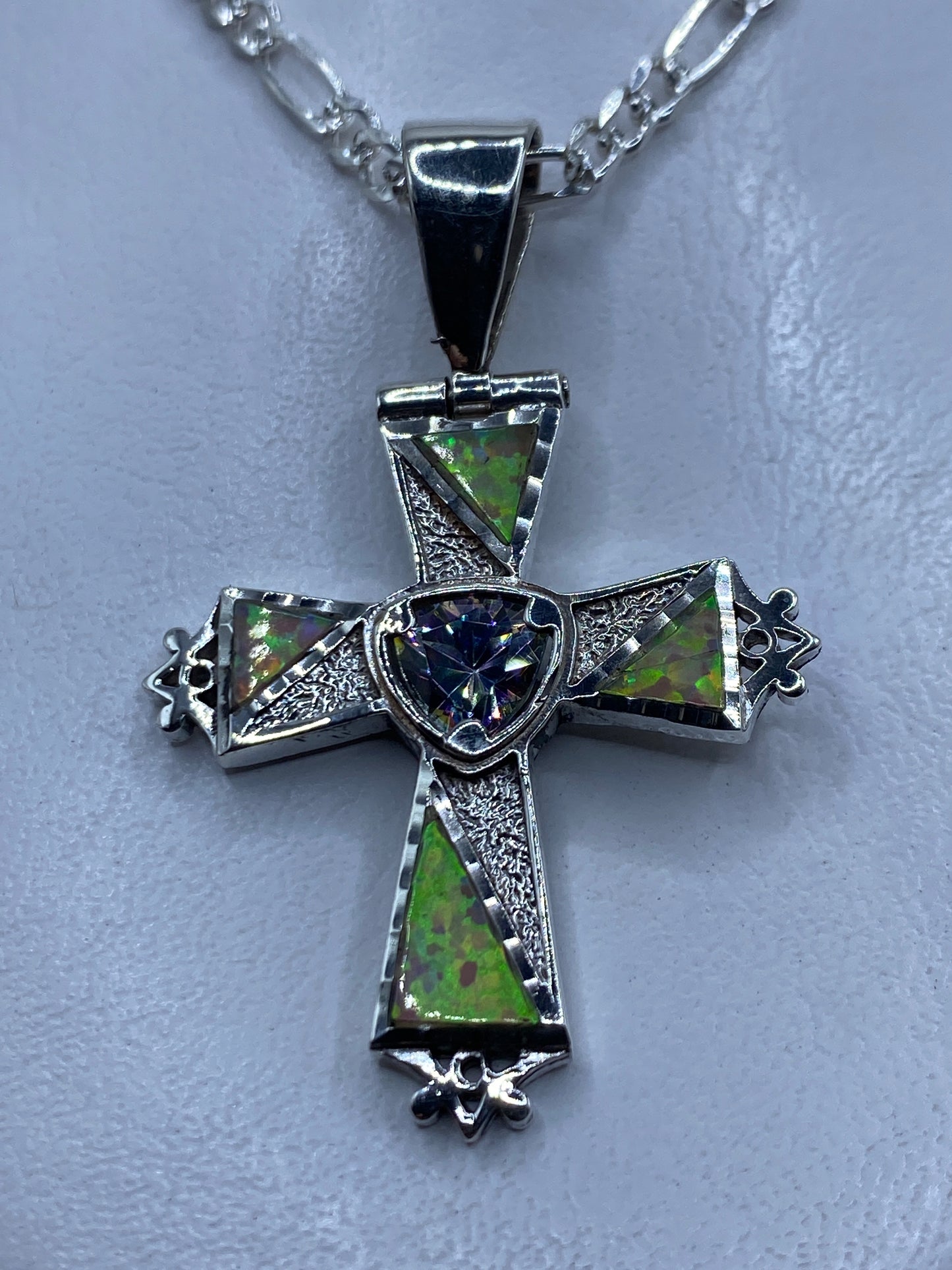 Dije cruz de plata .950 con ópalo de fuego multicolor en el centro, engastado a mano