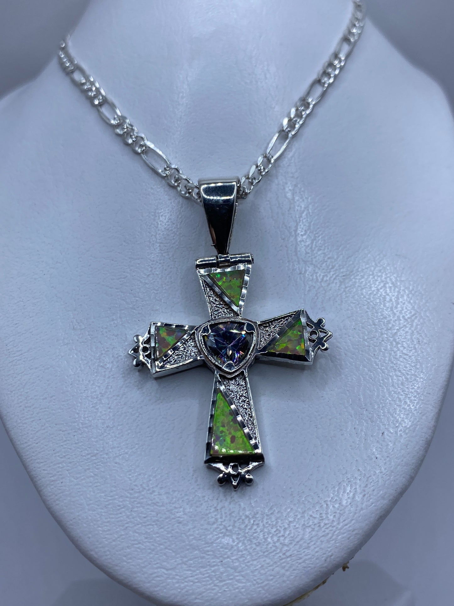 Cruz religiosa de plata de Taxco con granulado detallado y ópalo de fuego iridiscente