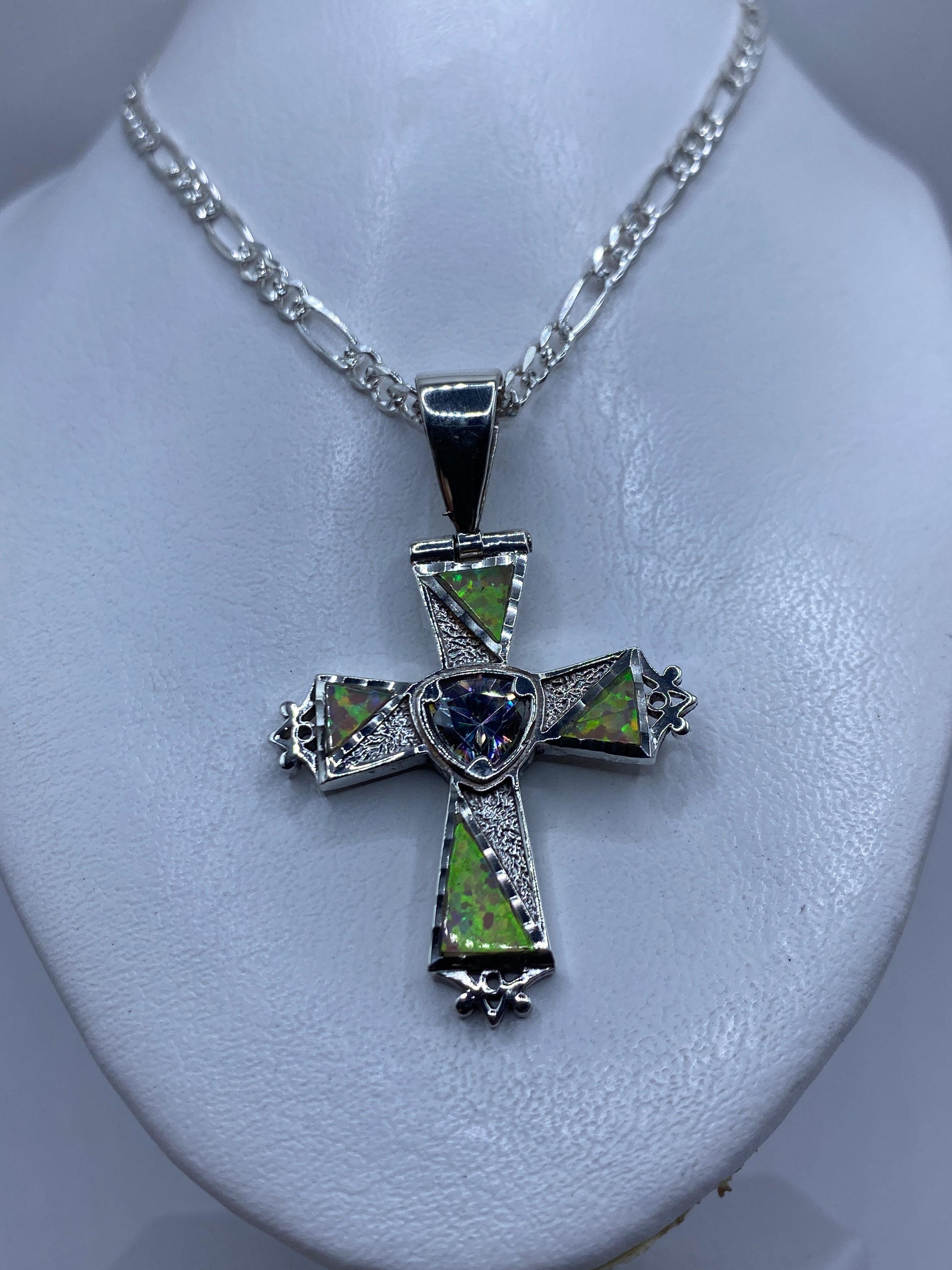 Cruz religiosa de plata de Taxco con granulado detallado y ópalo de fuego iridiscente