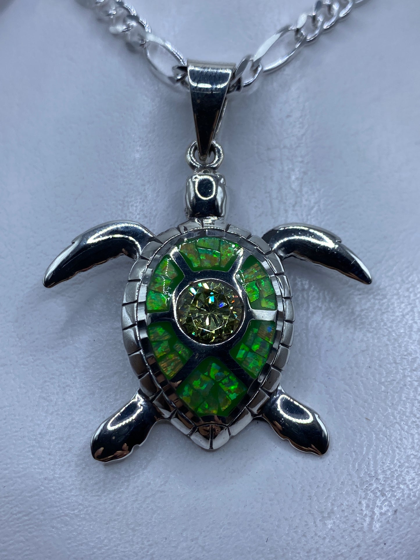 Dije tortuga de plata .950 con ópalo de fuego verde limón, sobre cadena de plata figaro