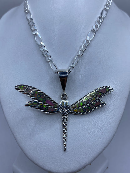 Detalle del engaste a mano del ópalo de fuego con vetas de color rosa y verde