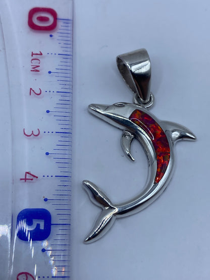Vista lateral del delfín con la luz reflejándose en el ópalo de fuego