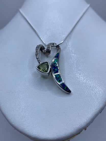 Detalle del ópalo de fuego azul incrustado a mano en plata de Taxco