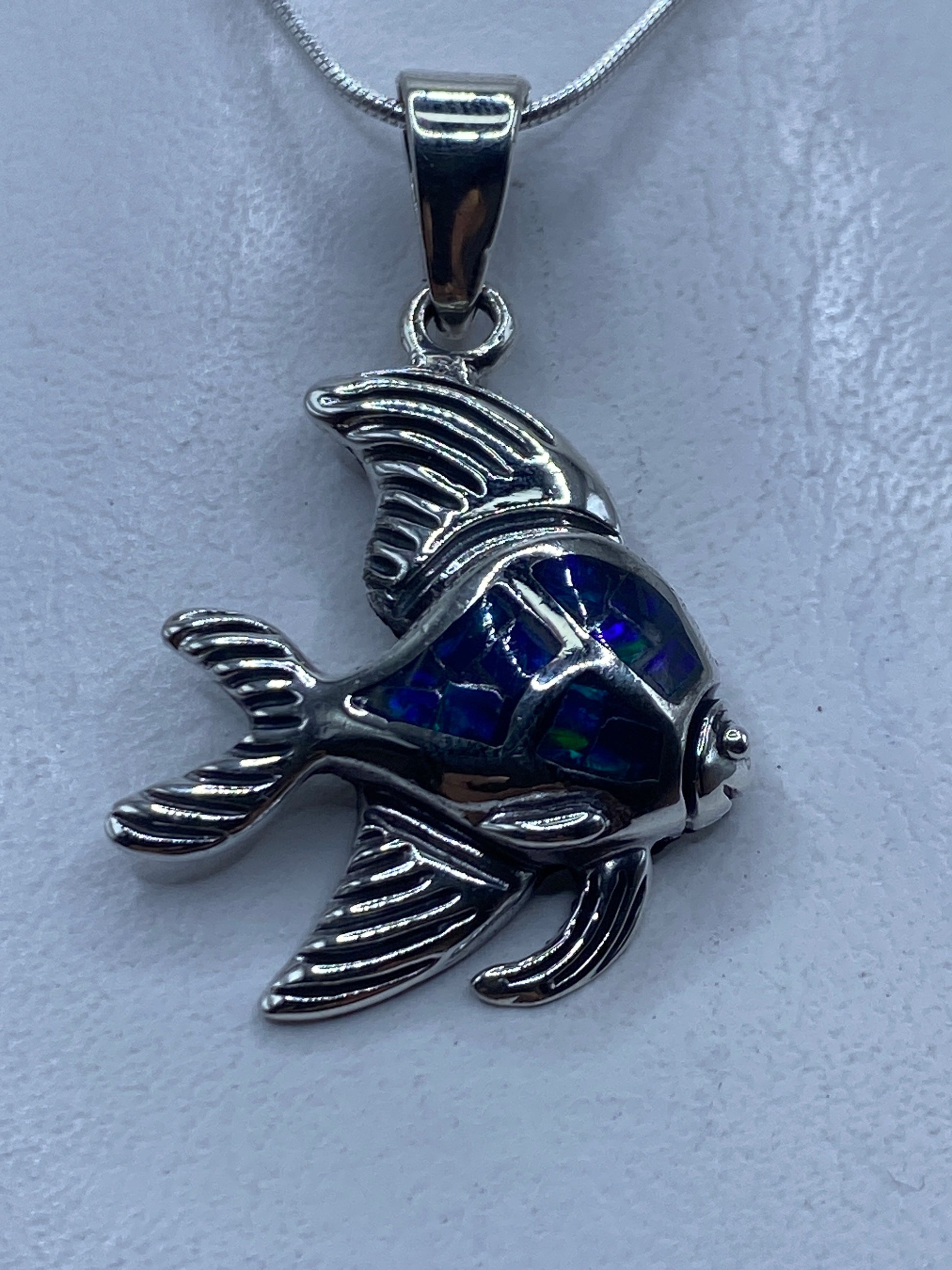 Dije de pez en plata .950 con ópalo de fuego azul, colgando de una cadena de plata