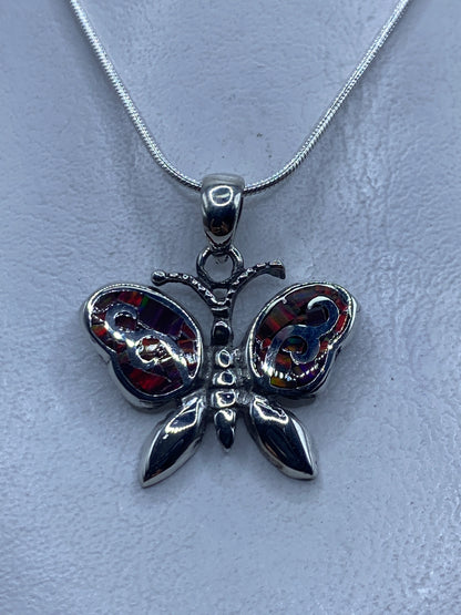 Dije mariposa de plata .950 con Ópalo de Fuego multicolor colgando de una cadena de plata