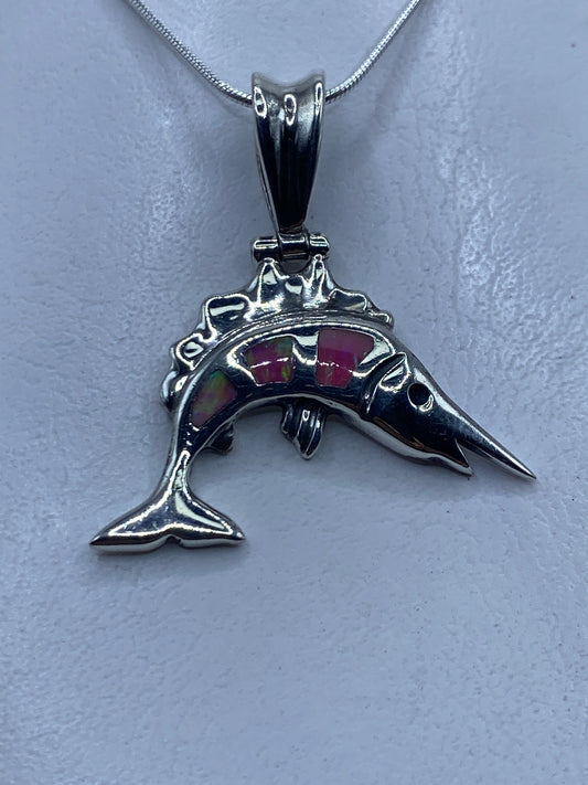 Dije delfín en plata .950 con ópalo de fuego rosa, visto de frente sobre cadena de plata