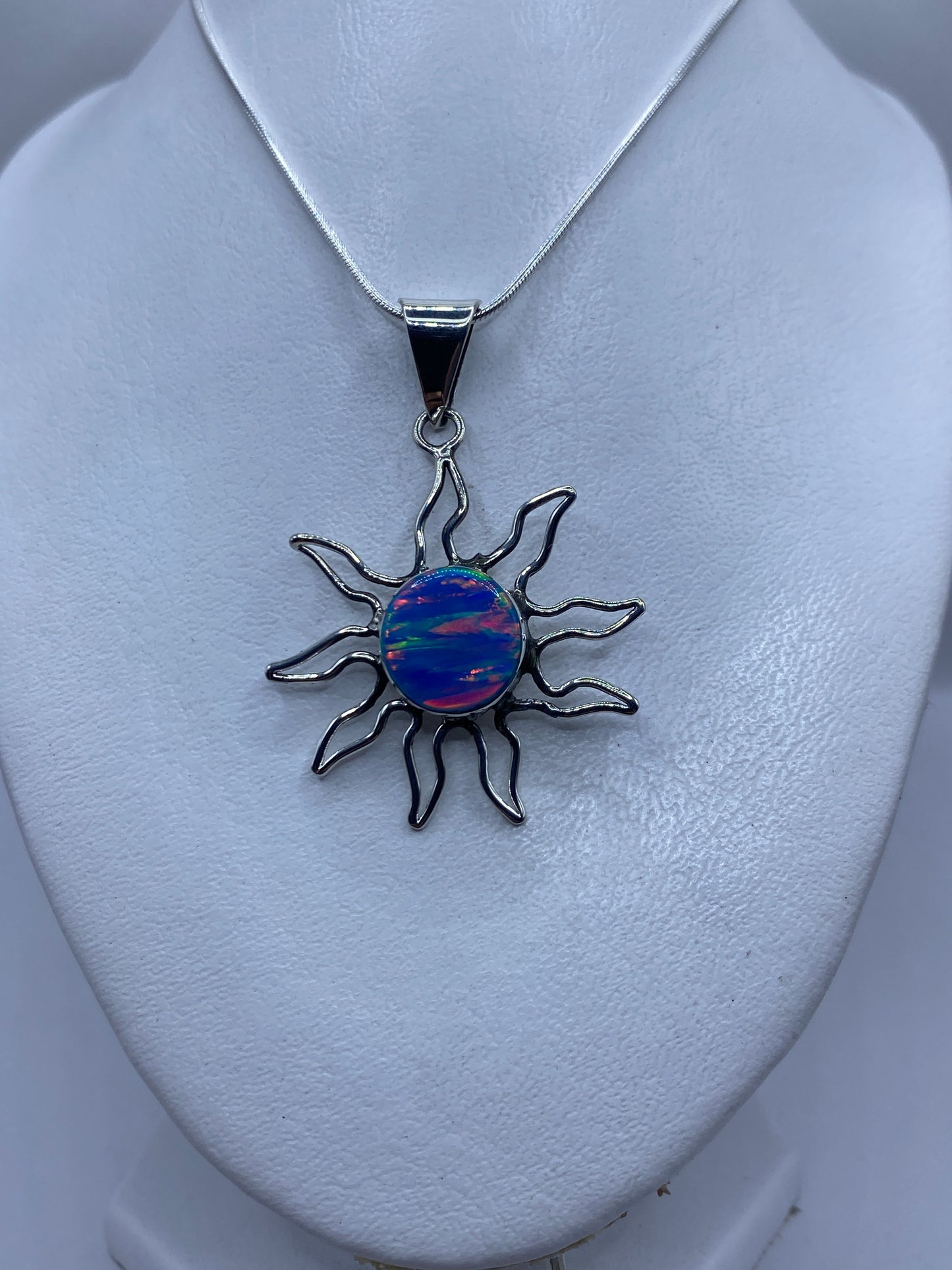 Detalle del ópalo de fuego azul con destellos rojos y verdes en luz natural
