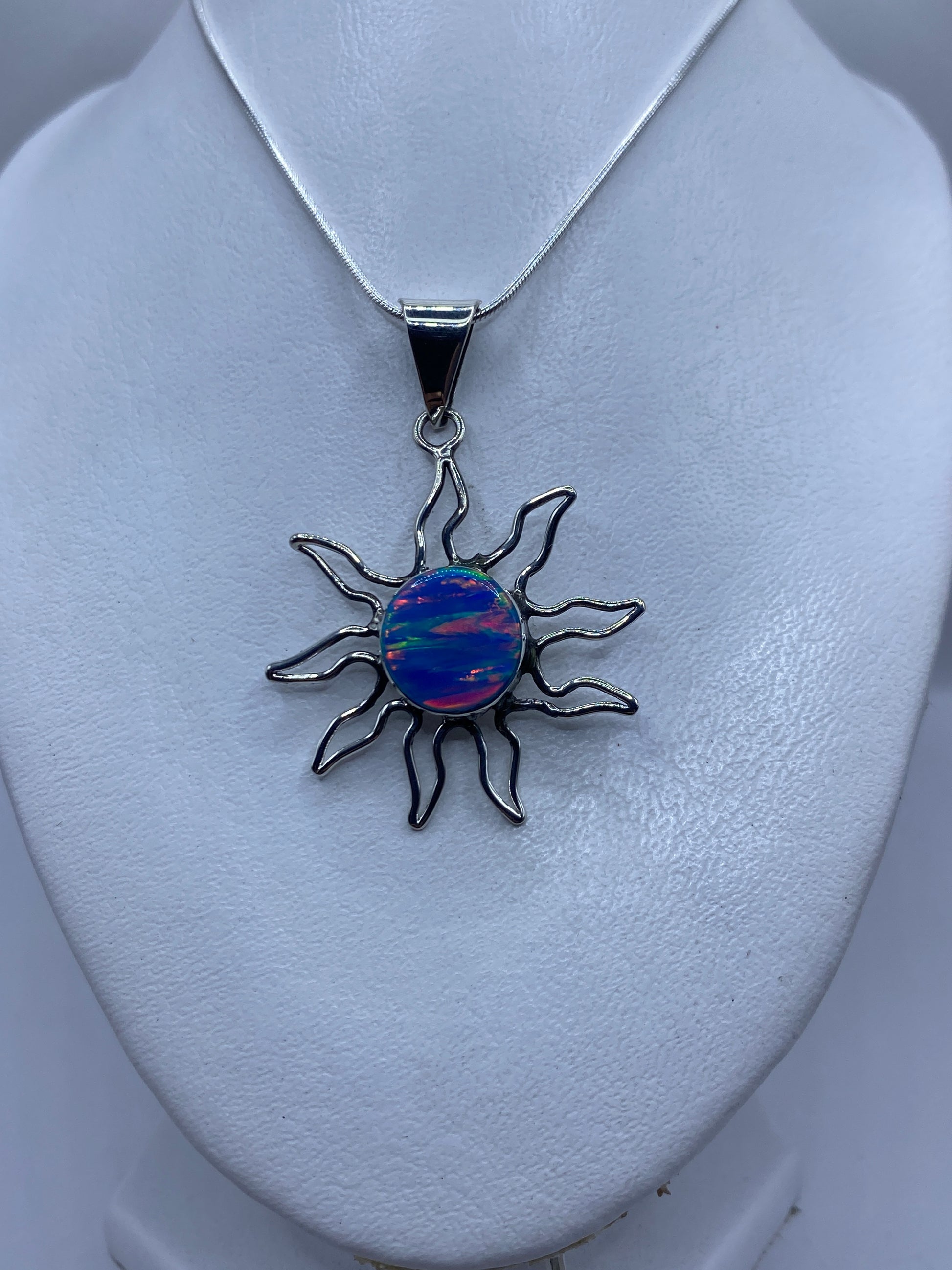 Detalle del ópalo de fuego azul con destellos rojos y verdes en luz natural