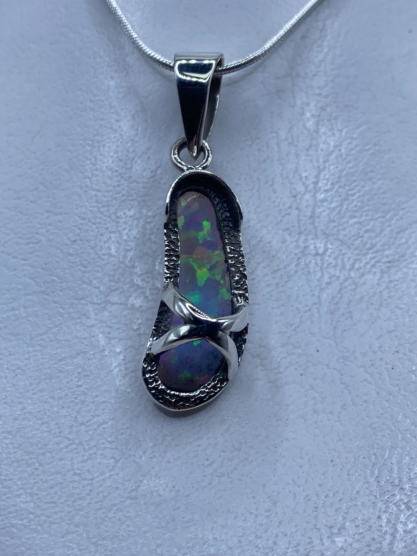 Dije de plata .925 con ópalo de fuego azul cielo, engastado a mano, colgando de una cadena