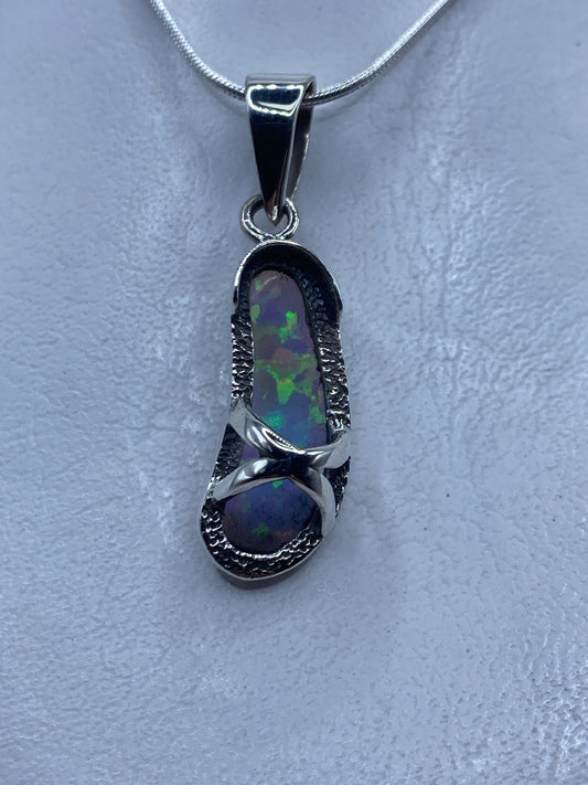 Dije de plata .925 con ópalo de fuego azul cielo, engastado a mano, colgando de una cadena