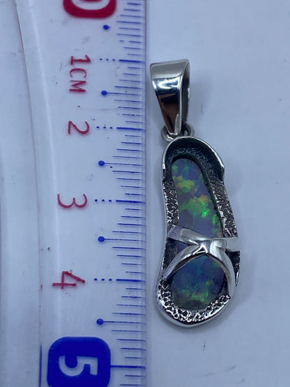 Dije de plata pesado en balanza de precisión, 2.4 gramos
