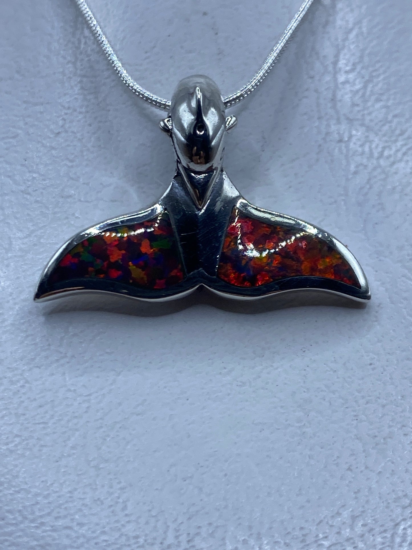 Dije de plata cola de ballena con ópalo de fuego multicolor en cadena plateada