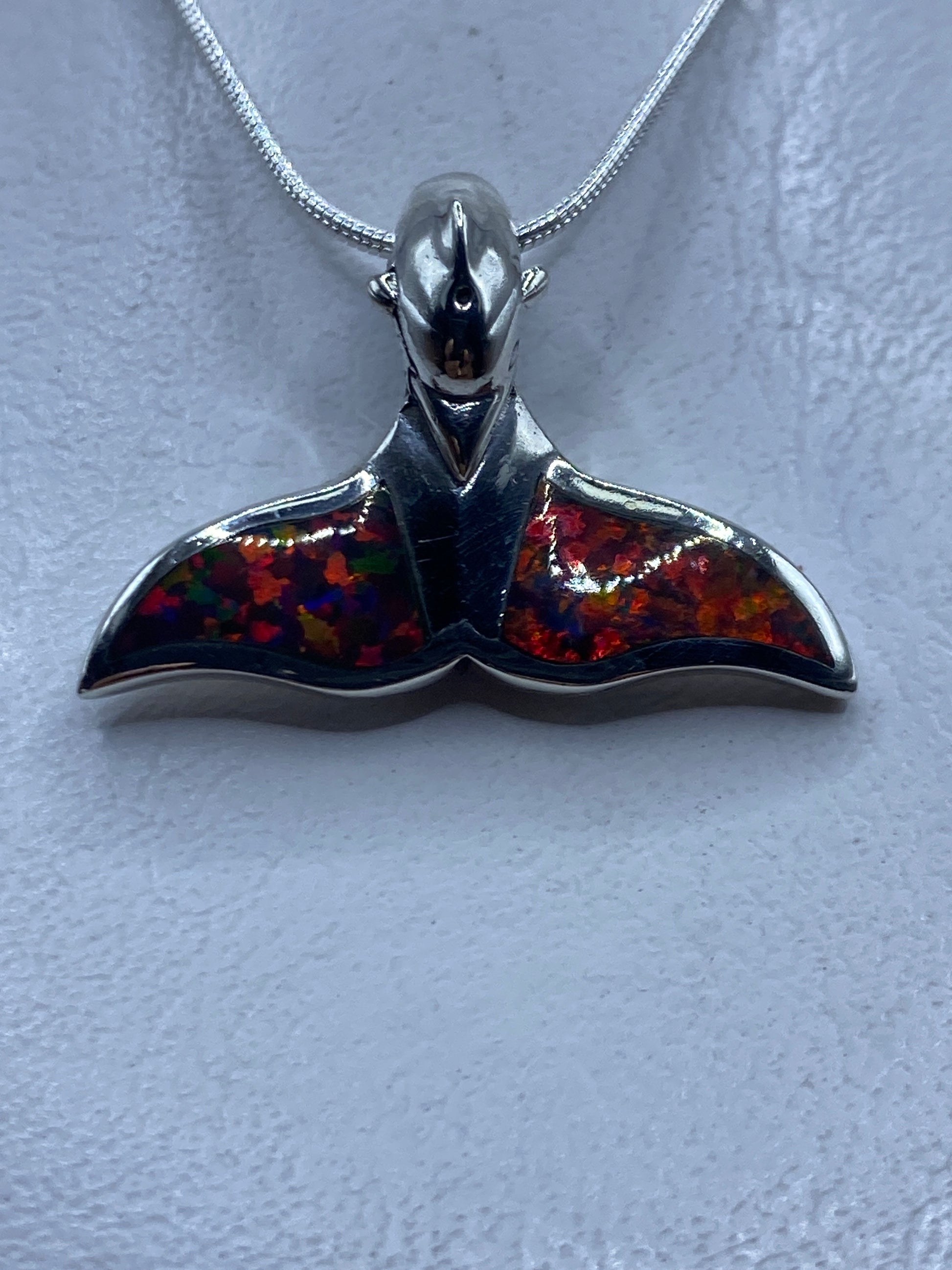 Dije de plata cola de ballena con ópalo de fuego multicolor en cadena plateada